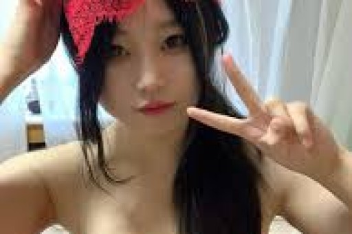 女星超大牌排场惹热议与男助理亲密举动引全网吵翻