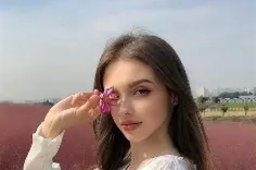 德云社孙越近期陷入耍大牌争议事发停车场路人偶遇上前问好索要签名虽口头应声却未停下脚步径直上车离开这段视频流出后引发网友